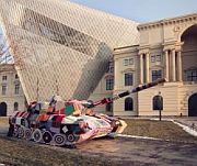 Strickpanzer vor dem Deutschen Militärhistorischen Museum der Bundewehr in Dresden. Das Objekt entstand als Mitmachaktion des Vereins 