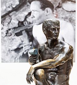 In der Gegenüberstellung von Plastik und Fotografie liegt der besondere Reiz der Ausstellung