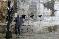 Karl Manfred Rennertz mit einer seiner Holzskulpturen im Untergeschoss der Gebläsehalle