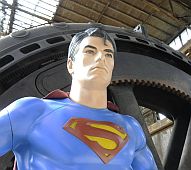 Superman vor Gebläsemaschine