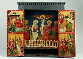 Die farbenprächtige Darstellung des Inneren des 500 Jahre alten Holzaltars zeigt neben dem gekreuzigten Christus verschiedene Heilige wie die Heiligen Barbara und Elisabeth.