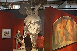 Blick in den Ausstellungsbereich 'Nationale Helden' mit einer Darstellung, die Ernst von Bandel, den Erschaffer des Hermannsdenkmals im Teutoburger Wald, in seiner Werkstatt vor dem Kopf der Skulptur zeigt.