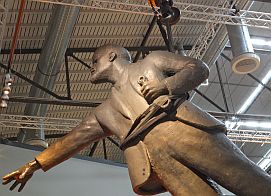 Lenin am Haken: Das Denkmal wurde am 21. Dezember 1951 in Königsee (Thüringen) als erstes Lenindenkmal in der DDR enthüllt. In der Ausstellung hängt die Statue als 'gestürtzer Held' über dem Bereich zum sozialistischen Heldenkult.