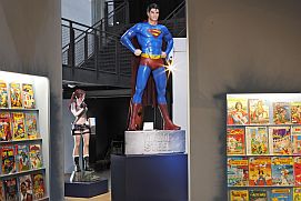 Lara Croft und Superman als lebensgroße Figuren.
