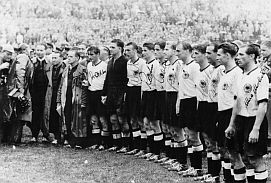 Die deutsche Fußball-Nationalmannschaft nach dem Gewinn der Weltmeisterschaft 1954 in Bern.