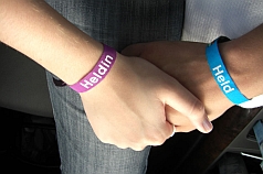 Held und Heldin Hand in Hand