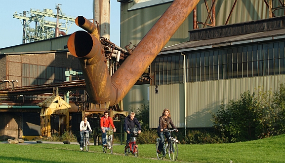 Eine Gruppe Radfahrer auf dem Weg zur HELDEN-Ausstellung.