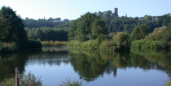 Ruhrtal bei Hattingen mit Blick auf die Burg Blankenstein