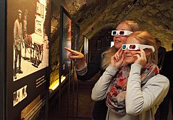 Durch die 3D-Brille wirken die Fotografien räumlich.