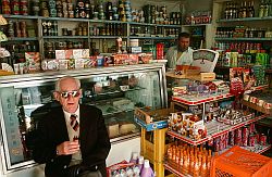 Horst Dieter Zinn fotografierte diese Szene 1987 in einem Laden in Hattingen.