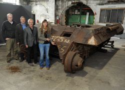Museumsleiter Robert Laube, Dirk Zache, Direktor des LWL-Industriemuseums, Dr. Olaf Schmidt-Rutsch und Sonja Meßling vor einem zerschossenen 