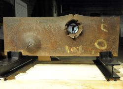 14 cm dick ist die Panzerplatte, die in Hattingen für das Schlachtschiff Tirpitz hergestellt wurde. Das Schiff kenterte 1944 nach einem britischen Bombenangriff vor Norwegen und wurde später geborgen. Die Bundeswehr nutzte Teile in den 1960er Jahren für Schießversuche.