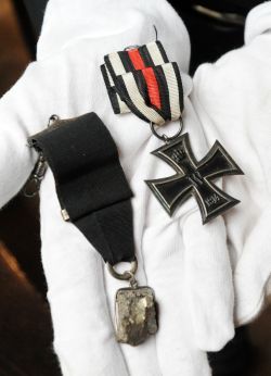 Eisernes Kreuz und Orden aus einem Granatsplitter, mit dem der Eisengießer Otto Friedrich im Ersten Weltkrieg verletzt wurde.