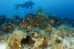 Taucher untersuchen Amphoren auf dem Meeresboden nordöstlich der griechischen Insel Samos, 2008.