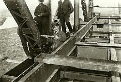 Nietkolonne auf einer Brücke in Herne-Baukau, 1910