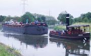 Das Foto zeigt zwei historische Schiffe auf dem Kanal