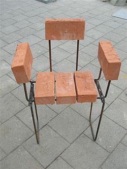 Stuhl aus Ziegeln