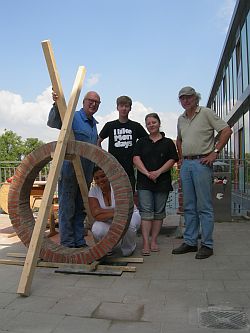 Studentin beim Bau eines Möbelstücks