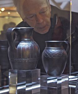 Eine Auswahl schwarzer Keramik in der Ausstellung
