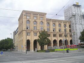 Fassade des historischen Regierungsgebäudes an der Maximilianstraße in München.