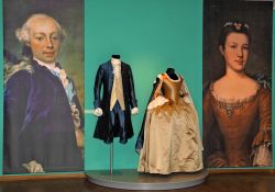 Die detailgetreue Nachbildung der herrschaftlichen Kleidung des Ehepaars von Elverfeldt aus dem 18. Jahrhundert, wurde eigens für die Ausstellung angefertigt.