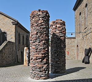 Zwei hohe Zylinder aus gebranntem Schieferton prägen das Bild auf dem Museumshof der Zeche Nachtigall. Foto: LWL