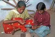 Mädchen, die in einer Edelsteinschleiferei arbeiten (Indien).