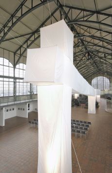 Blick von oben in die Maschinenhalle und die Installation.